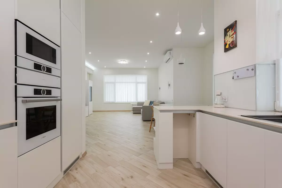 Warme moderne Küche als Inspiration für eine Küchenplanung in Freiburg