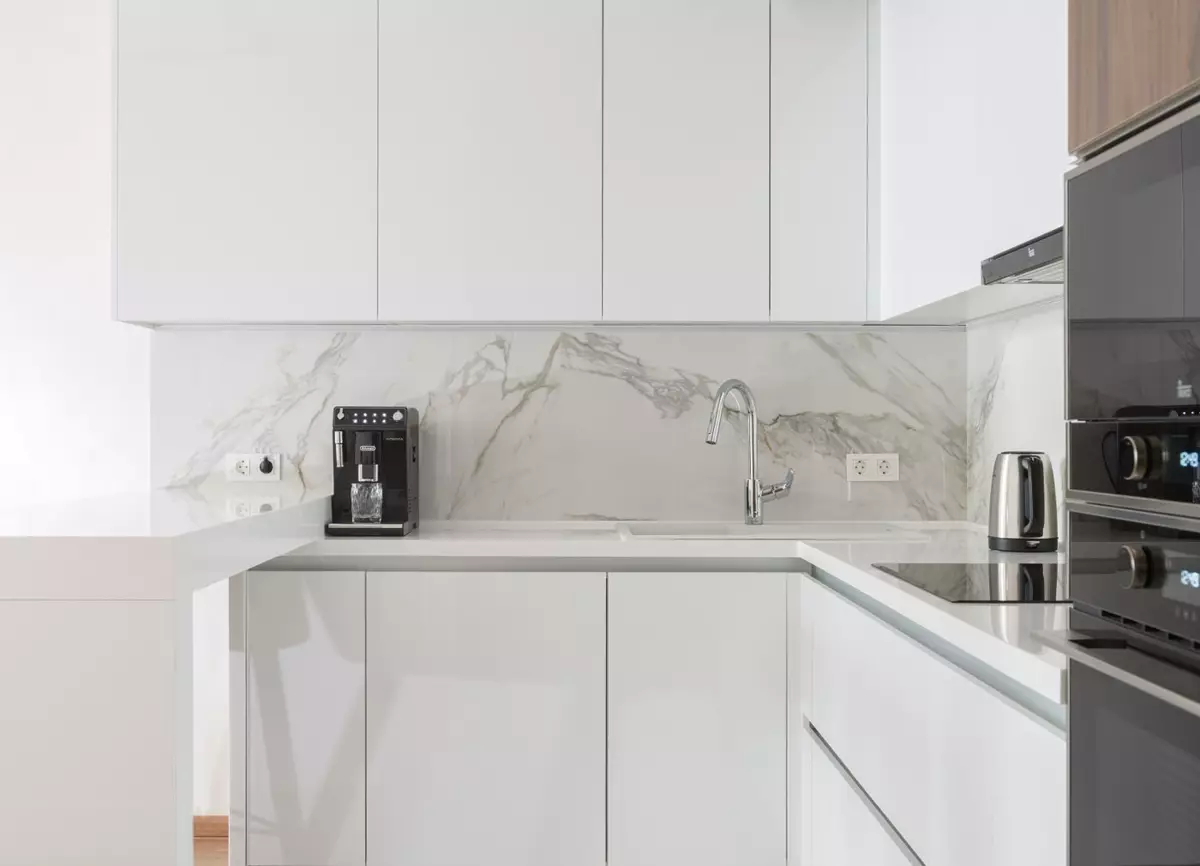 Moderne geradlinige Küche als Inspiration für Freiburg